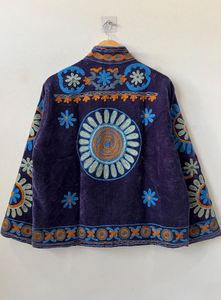 Veste brodée Suzani faite à la main, aspect velours riche, motif floral multicolore, style vintage, mode ethnique, artisanale, pour festival - Product Image 5