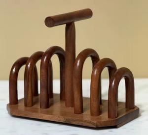 Le support à pain grillé en bois, sur la table, garde les tranches droites, croustillantes et élégantes comme un roi du petit-déjeuner. - Product Image 1