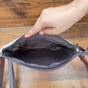 Mayorista Dropship Mujeres Casual RFID Clutch Bolso Vintage Mano Tooled Cuero de vaca Monedero Crossbody Bolso con correa de muñeca - Product Image 6