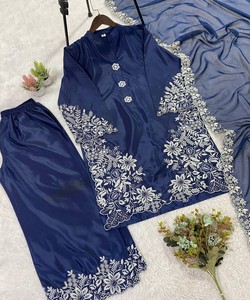 ชุดเสื้อผ้าไหมเครปปักลายหรูหรา พร้อมกางเกงปาลาซโซ่และผ้าคลุมไหล่ สำหรับงานเทศกาล ราคาขายส่ง เสื้อผ้าชาติพันธุ์ สีน้ำเงินกรมท่า - Product Image 5