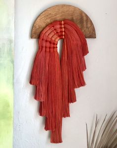 Décoration murale artisanale en perles de bois et pompons, style rustique bohème, pour salon et couloir - Product Image 3