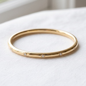 Bracelet jonc minimaliste en or 10 carats pour femme, bijoux fins de luxe modernes, certifié GIA, bijoux de créateur thaïlandais, fabrication OEM personnalisée - Product Image 6