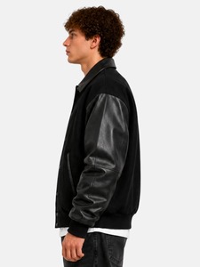 Veste varsity noire pour homme, manches en cuir PU, couleur unie, fermeture à boutons, coupe classique, col rabattu, style décontracté d'automne - Product Image 3