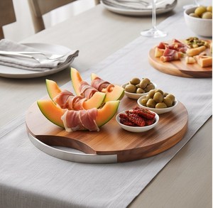 Planche à découper ronde en bois naturel brun avec anneau de base en métal - Product Image 6