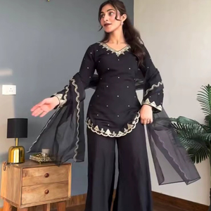 ชุดส่าหรีอินเดียปากีสถานดีไซน์ใหม่ทันสมัยสำหรับขายส่ง พร้อมผ้าคลุมไหล่ งานฝีมือประณีต เหมาะสำหรับผู้หญิงใส่ไปงานปาร์ตี้ จัดส่งรวดเร็ว - Product Image 1