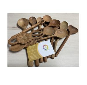 Cuillère à long manche en bois d'acacia naturel non réactif 16cm-30cm résistant à la chaleur pour cuisiner et servir dans la cuisine de restaurant à la maison - Product Image 1