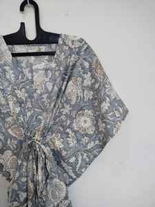 Robe kaftan florale grise faite à la main en Inde, légère, style bohème, pour la plage - Product Image 5