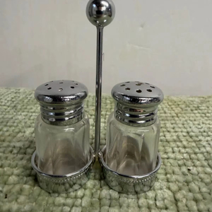 Juego básico de salero y pimentero de metal y vidrio para uso diario en la mesa, para añadir fácilmente sal y pimienta durante las comidas. - Product Image 1