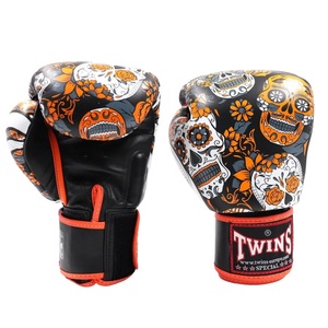 Set de Muay Thai y Kickboxing Twins FBGVL con Diseño de 3 Calaveras, Precio al por Mayor, Guantes de Boxeo de Cuero Premium y Protector de Tibia - Product Image 6