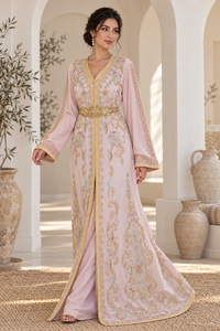 Caftan marocain en velours prune Mishkat Couture, broderie dorée, cristaux pastel, longueur maxi, manches longues, ceinture, tenue de soirée - Product Image 5