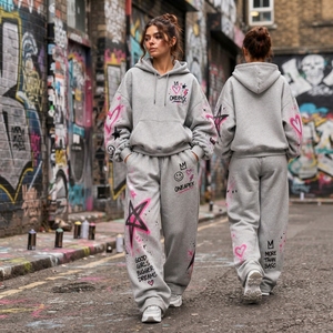 Conjunto Deportivo de Dos Piezas para Mujer, Sudadera con Capucha Gris Claro con Estampado Gráfico, Pantalones Jogger Oversize con Estampado de Corazones y Estrellas Rosas, Ropa Casual de Calle - Product Image 6