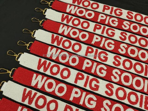 สายสะพายกระเป๋าแบบลูกปัด WOO PIG SOOIE สีแดงขาว ประดับตัวอักษรแบบนักศึกษา ใช้เป็นสายสะพายไหล่หรือสายสะพายข้าง ขายส่งจำนวนมาก - Product Image 1
