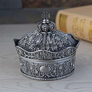 Boîte de rangement en métal de luxe, organisateur décoratif élégant pour la maison par Tradebyd - Product Image 1