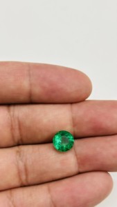 Émeraude zambienne naturelle de 2,16 carats, taille brillant ronde, couleur vert vif, par Sadiya International - Product Image 3