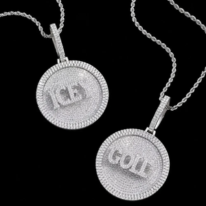 Colgante de disco con nombre 3D giratorio de 52 mm de moissanita y plata, personalizado con letras estilo 'Iced Out', amuleto hip hop con acabado en oro amarillo - Product Image 3