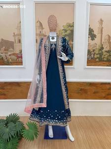 Proveedor de conjuntos de vestidos, kotis y dupattas de diseño étnico de lujo, en georgette sintética con bordados y pedrería, de la India. - Product Image 4