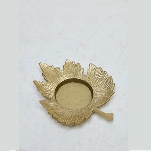 Portavelas de metal de lujo, con un diseño elegante que realza incluso la decoración más sencilla. La artesanía elegante combina durabilidad con arte. - Product Image 6