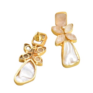 Boucles d'oreilles pendantes en laiton naturel, perles de qualité supérieure, pierres organiques, laiton plaqué rhodium, design bohème chic, parfait pour la vente en gros - Product Image 4