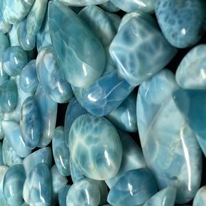 Vente en gros de cabochons de larimar naturel bleu de haute qualité, formes variées, pour la fabrication de bijoux, Rida Creations, bleu et blanc nuage - Product Image 3