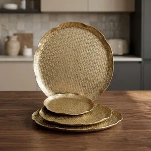 Magnifique ensemble de 4 plateaux en argent texturé, avec un design en grille métallique tissée, parfait pour une salle à manger moderne ou pour la présentation. - Product Image 6
