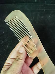 Peigne à cheveux artisanal en corne de buffle naturelle de qualité supérieure, sculpté, démêlant, antistatique, pour le soin des cheveux, disponible à la vente - Product Image 2