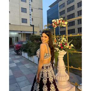 Ensemble élégant de lehenga choli pour femmes, vêtements de fête, avec travail de fils et de paillettes - Product Image 2