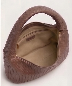 Sac fourre-tout hobo en cuir véritable tressé pour femme, style anglais, avec fermeture éclair et chaînes, personnalisable, de luxe, vente en gros - Product Image 5