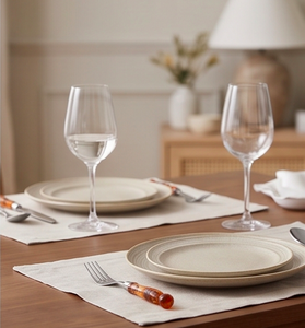 Ensemble de couverts en acier inoxydable avec manche en acrylique rouge, design élégant, parfait pour les événements, les mariages et la salle à manger. - Product Image 3