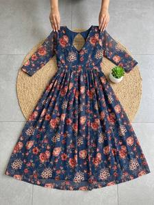 Robe midi en mousseline Alfino tendance la plus vendue avec un design féminin pour les rassemblements décontractés et les événements sociaux, disponible à la vente - Product Image 1
