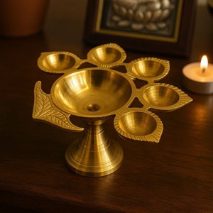 Diya décorative en laiton artisanal de qualité supérieure pour la décoration de la maison, l'éclairage des festivals, Deepak traditionnel, exportateur en gros en Inde - Product Image 1