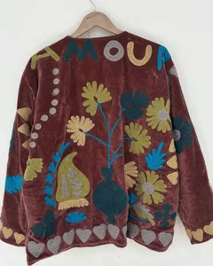 Veste d'extérieur matelassée traditionnelle bohème en velours Suzani tricoté à la main, 100 % coton respirant, broderie florale surpiquée - Product Image 2