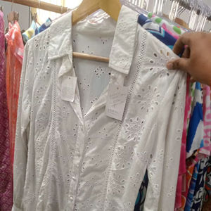 Camisa Blusa 100% Artesanal de Algodón con Encaje Blanco Ojalado y Botones, Estilo Broderie Anglaise, Manga Globo, Corte Regular, Vintage, Estampado de Estrellas para Mujer - Product Image 1