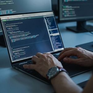 Dynamische Desktop-Software-Dienstleistungen: Entwicklung Maßgeschneiderter Native Anwendungen und Fortschrittliche Unternehmenssystemarchitektur - Product Image 1