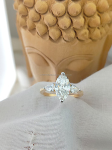 Anillo de Diamante Corte Marquesa en Oro Amarillo con Piedras Laterales, Diseño Elegante con Brillo Radiante, Perfecto para Compromisos y Regalos - Product Image 4