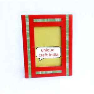 Cadre photo en bois fait main avec motif rayé rouge vif, design artisanal moderne, décoration de table - Product Image 6