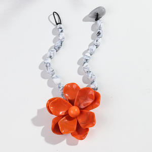 Colliers uniques avec grandes perles rondes et pendentifs fleur en résine pour femmes, colliers ras-du-cou faits main en perles acryliques, artisanat en résine - Product Image 1