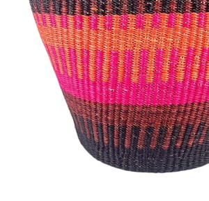 Panier de rangement artisanal en jonc de mer de qualité supérieure avec bord festonné, finition rayée rose et orange, bac de rangement pour le linge - Product Image 3