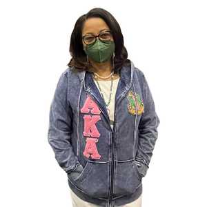 Sudadera con capucha de mezclilla AKA Chenille Dark Washed con cremallera completa, unisex, con letras griegas bordadas, estilo streetwear premium, informal. - Product Image 6