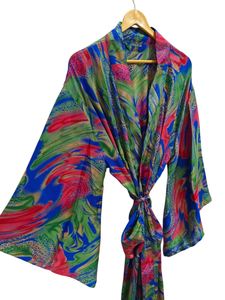 Kimono de seda Bridel con patchwork, túnica larga para cubrir el bikini, ropa de noche, hecho a mano, estilo vintage indio, kimono de sari de seda reciclada. - Product Image 4