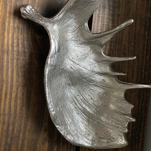ถาดเสิร์ฟรูปเขากวางมูสทำจากอะลูมิเนียมหล่อสีเงิน ตกแต่งบ้านสไตล์คันทรี ถาดโลหะสีเงินลายกวางมูสสำหรับงานปาร์ตี้ - Product Image 1