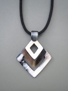 สร้อยคอรูปทรงแตรสมัยใหม่พร้อมจี้รูปทรงศิลปะ เหมาะสำหรับงานแฟชั่นโชว์และการนำเสนอเครื่องประดับดีไซเนอร์ - Product Image 6