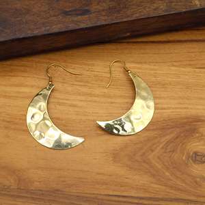 Boucles d'oreilles en laiton martelé faites à la main en forme de croissant de lune |   Boucles d'oreilles pendantes dorées style bohème |   Fournisseur de bijoux célestes - Product Image 4