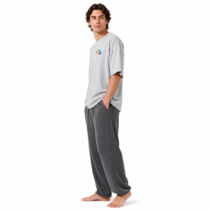 Camiseta extragrande para hombre, hecha con material suave y transpirable, de corte relajado que proporciona comodidad duradera para uso casual y gimnasio. - Product Image 2
