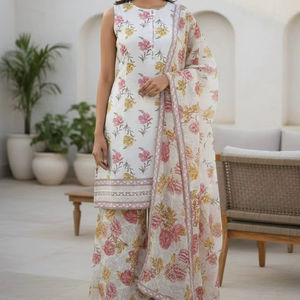 Conjunto de Kurta Larga Sólida Color Granate para Mujer con Pantalón y Dupatta de Lona y Chifón, Traje Étnico Festivo Elegante de 3 Piezas, Estilo Indio Pakistaní - Product Image 1