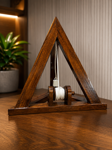 Niveau triangulaire traditionnel de maçon avec ligne de plomb et plomb de plombée - Product Image 2