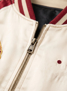 Vestes bomber Sukajan de luxe personnalisées pour hommes, en satin doré, avec broderie de vagues de carpes koï, style streetwear japonais en soie - Product Image 4