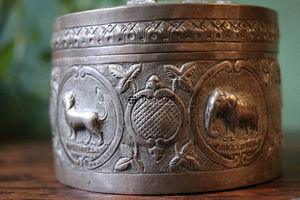 Caja Decorativa Metálica Premium, Solución de Almacenamiento Elegante de Tradebyd - Product Image 4