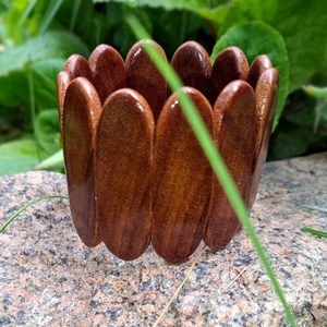Collection de bijoux en bois haut de gamme Craft Emporium Exports, comprenant des bracelets en bois Sangria sculptés à la main avec des décorations en laiton, finition lisse. - Product Image 3