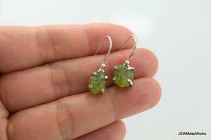 Pendientes de Gancho con Pepitas de Peridoto en Plata de Ley 925, Joyería Artesanal con Piedras Preciosas - Product Image 4