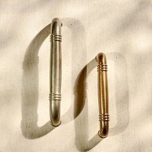 Impresionante Tirador Moderno de Latón para Muebles, Herraje Duradero con Acabado Dorado, Perilla para Cajones y Puertas de Cocina - Product Image 1